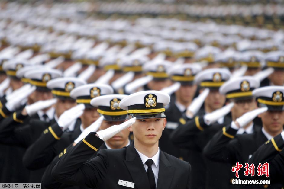 韩国军方举行授勋仪式 总统朴槿惠出席