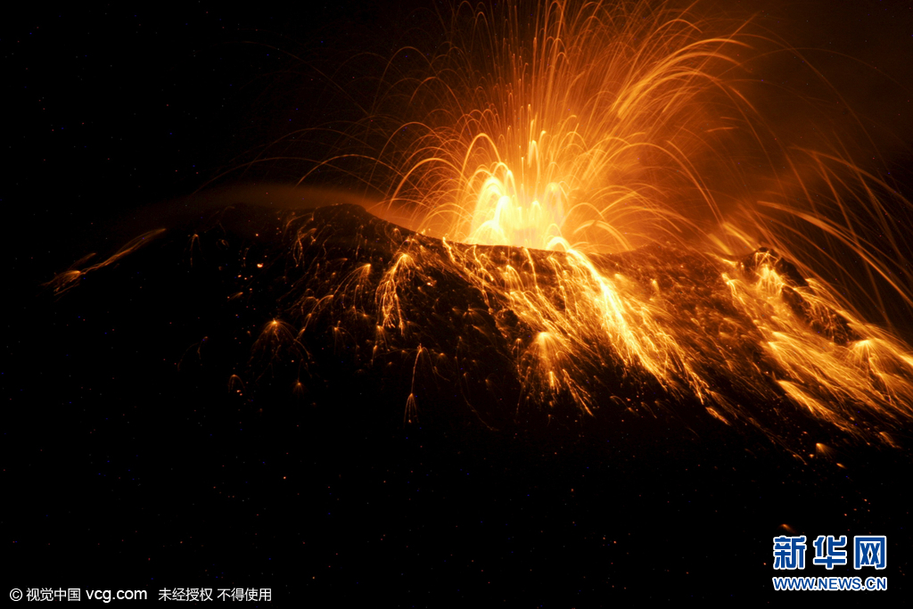 厄瓜多尔通古拉瓦火山爆发 黑夜红光冲天(图)