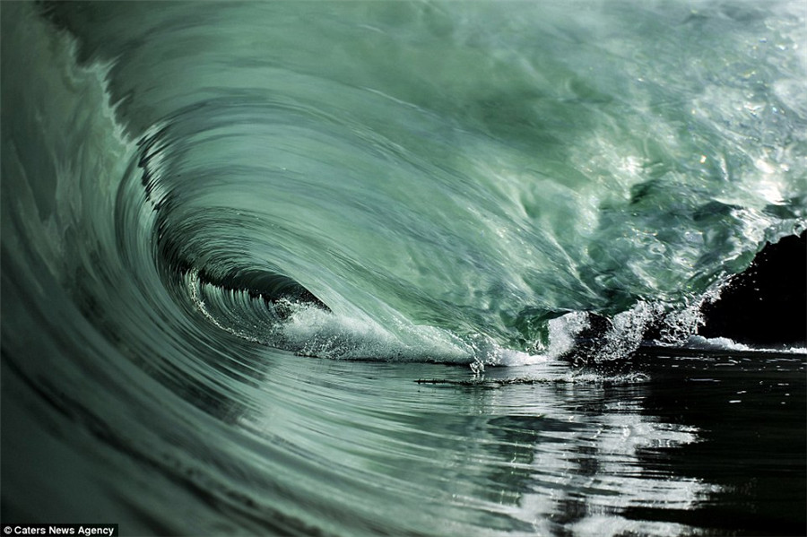 致命之美：摄影师冒险拍摄惊天巨浪