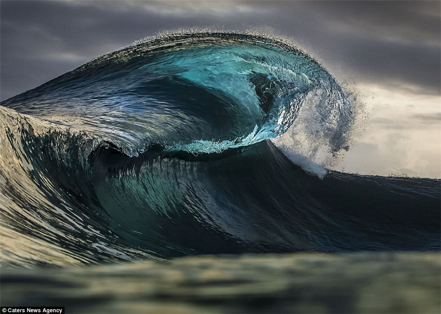 致命之美：摄影师冒险拍摄惊天巨浪