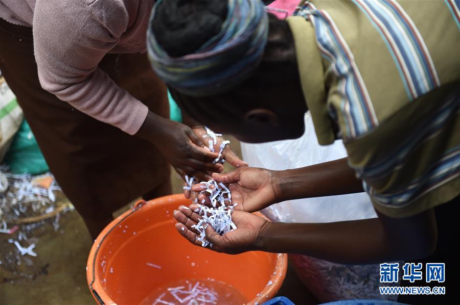 (国际)()肯尼亚:用废物创造艺术的贫民窟女性
