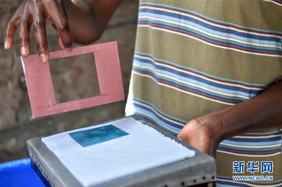 （国际）（8）肯尼亚：用废物创造艺术的贫民窟女性