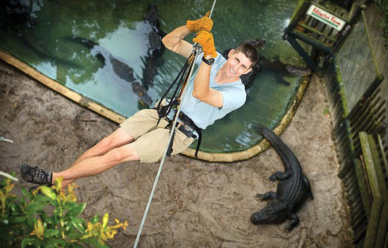 参加高空滑索挑战的人，至少要带2套安全设备。（网页截图）