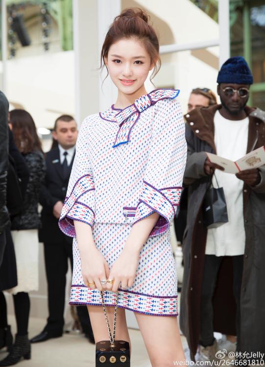 中国女星赴巴黎时装周 身披靓衣秀国际范儿