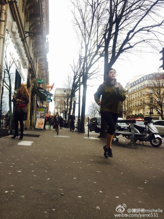 中国女星赴巴黎时装周 身披靓衣秀国际范儿