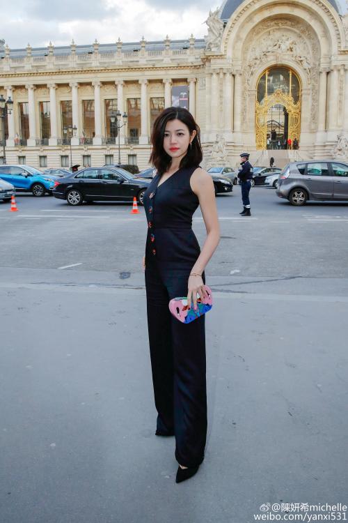中国女星赴巴黎时装周 身披靓衣秀国际范儿