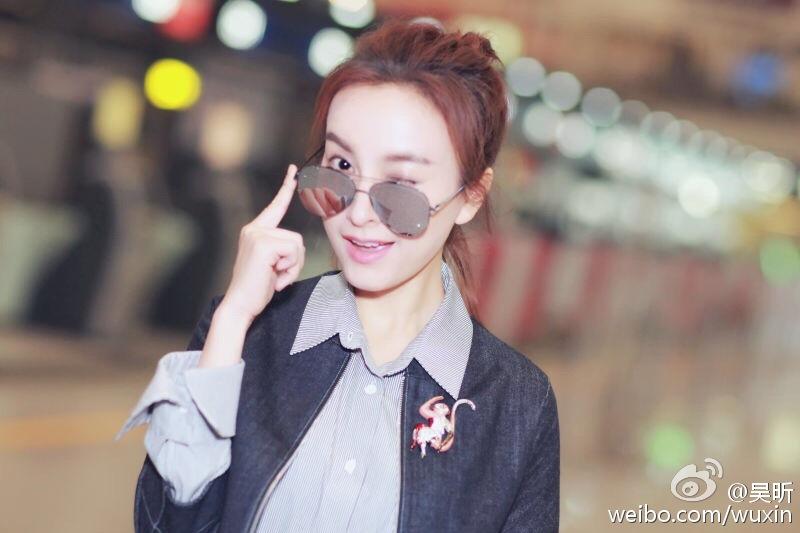 中国女星赴巴黎时装周 身披靓衣秀国际范儿