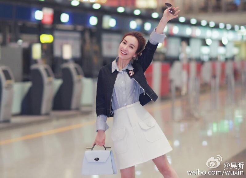 中国女星赴巴黎时装周 身披靓衣秀国际范儿