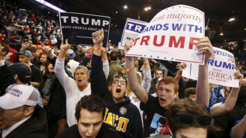 特朗普支持者在場館內高舉標語。