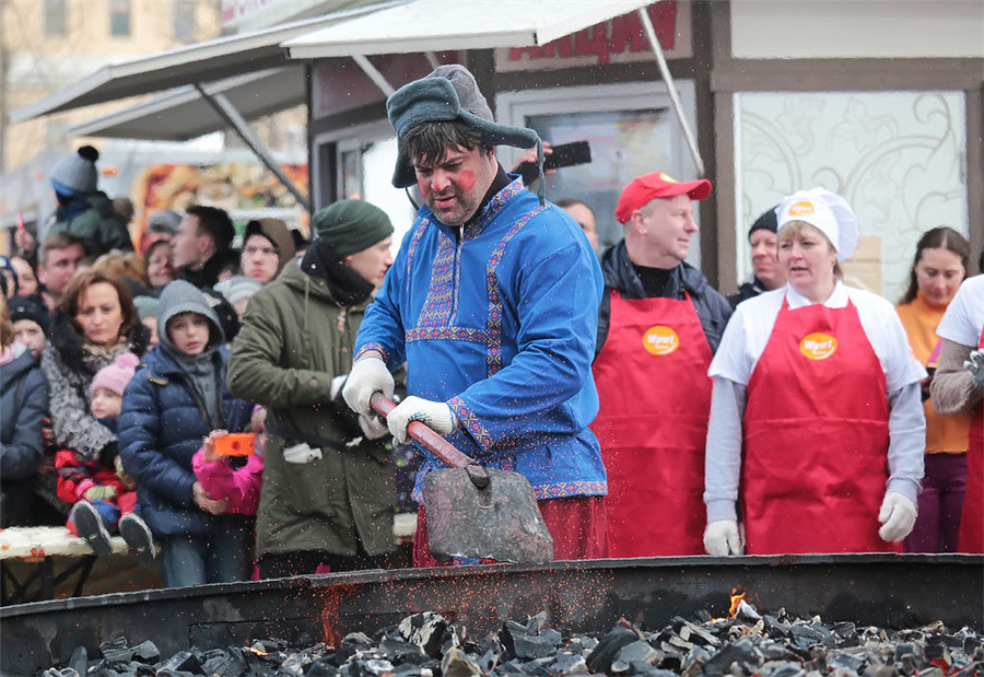 俄&ldquo;煎饼侠&rdquo;烤制直径3米煎饼挑战吉尼斯纪录失败
