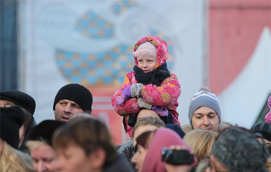 俄&ldquo;煎饼侠&rdquo;烤制直径3米煎饼挑战吉尼斯纪录失败
