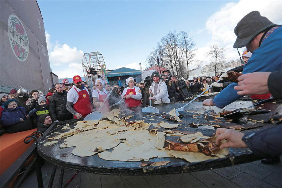 俄&ldquo;煎饼侠&rdquo;烤制直径3米煎饼挑战吉尼斯纪录失败