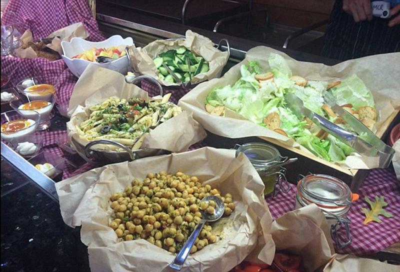 揭秘英国贵族中学餐厅 奢华堪比米其林酒店