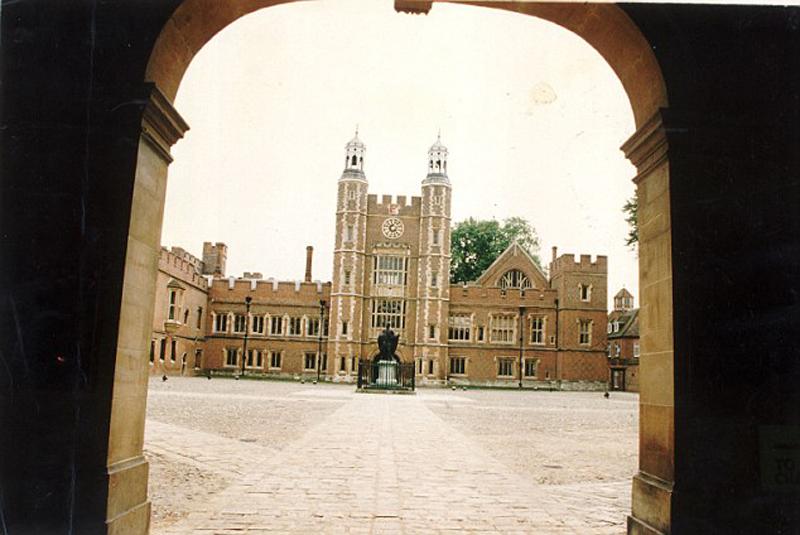 揭秘英国贵族中学餐厅 奢华堪比米其林酒店