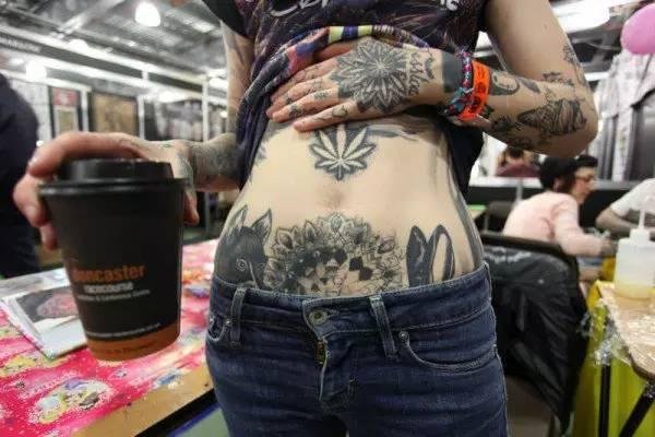 英国女孩为了变美:削耳朵割舌头皮肤成为太空精灵