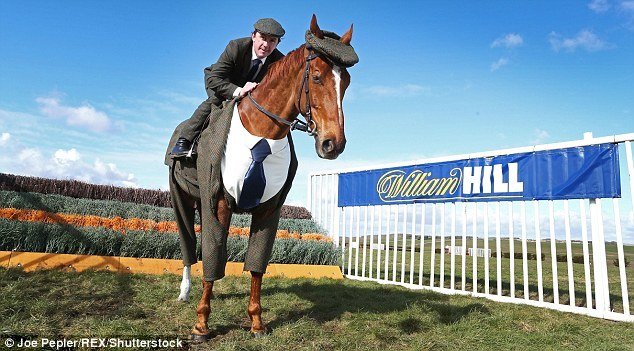 英设计师为赛马穿上西装领带奔赴赛马节