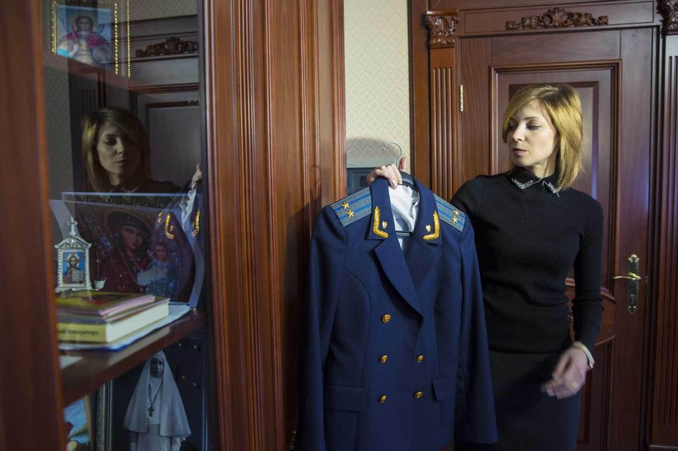 克里米亚美女检察官与海豚互动显少女心