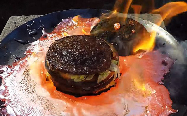 麦当劳巨无霸汉堡遇高温熔铜不变形