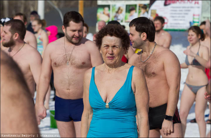 看着就冷！战斗民族冰桶挑战刷新纪录