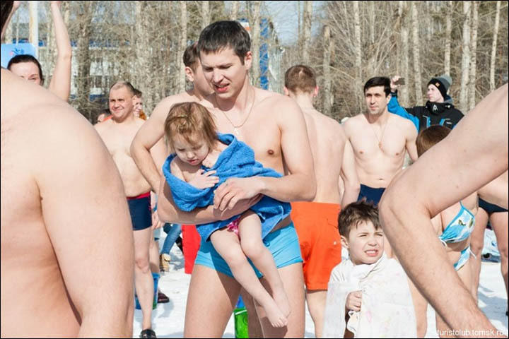 看着就冷！战斗民族冰桶挑战刷新纪录