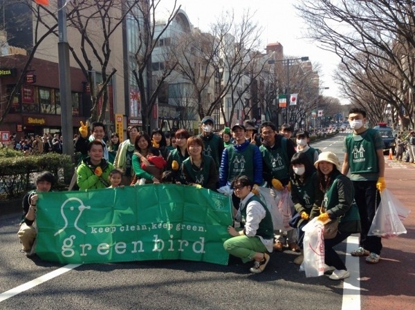 日本人难忍巴黎脏乱差 组团打扫卫生