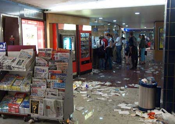 日本人难忍巴黎脏乱差 组团打扫卫生