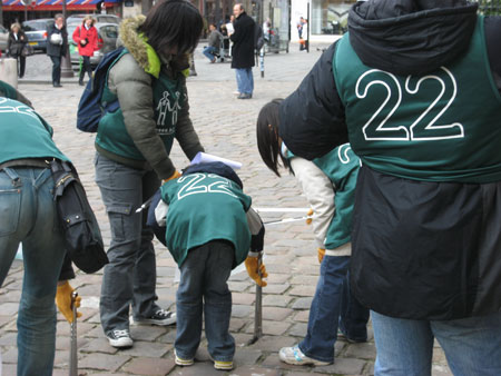 日本人难忍巴黎脏乱差 组团打扫卫生