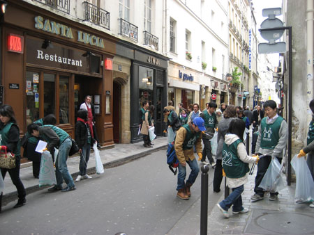 日本人难忍巴黎脏乱差 组团打扫卫生