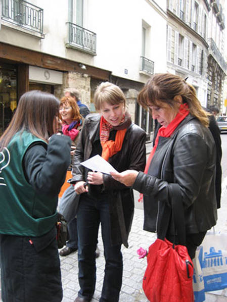 日本人难忍巴黎脏乱差 组团打扫卫生