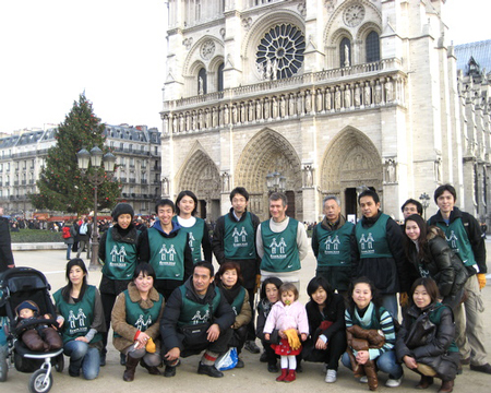 日本人难忍巴黎脏乱差 组团打扫卫生