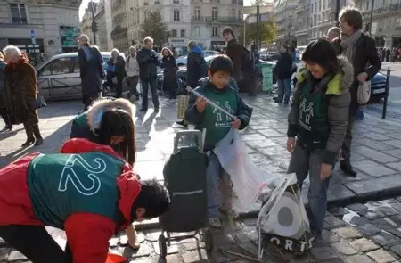 日本人难忍巴黎脏乱差 组团打扫卫生