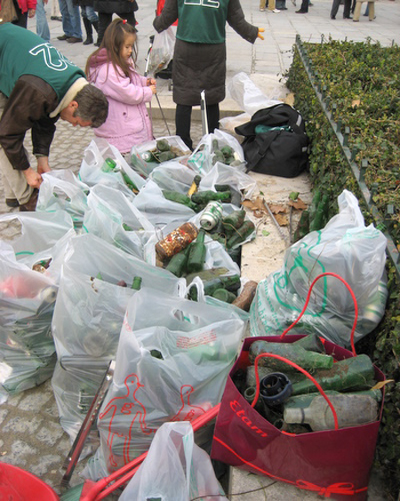 日本人难忍巴黎脏乱差 组团打扫卫生