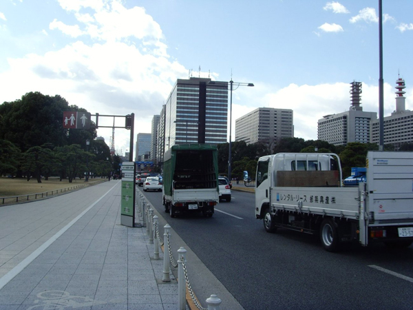 日本人难忍巴黎脏乱差 组团打扫卫生