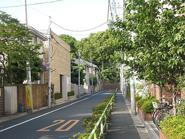 日本人难忍巴黎脏乱差 组团打扫卫生