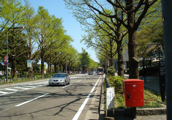 日本人难忍巴黎脏乱差 组团打扫卫生