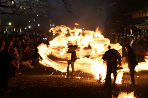 火轮飞舞迎新春：日本撒火祭神仪式壮观(组图)