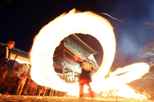火轮飞舞迎新春：日本撒火祭神仪式壮观(组图)