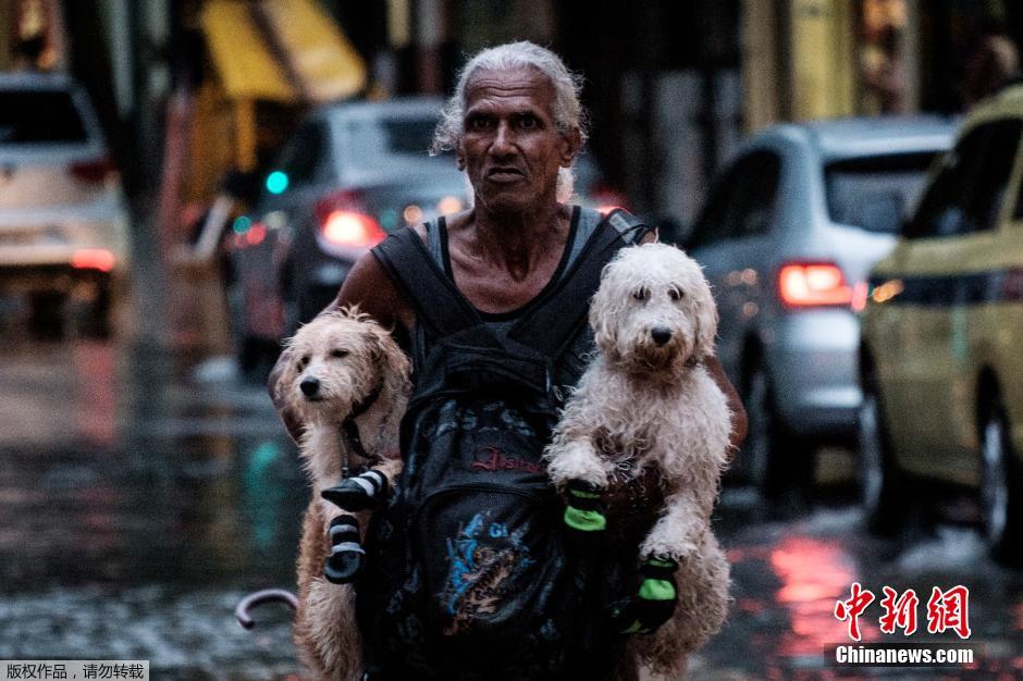 巴西里约暴雨致洪涝 街道变河道
