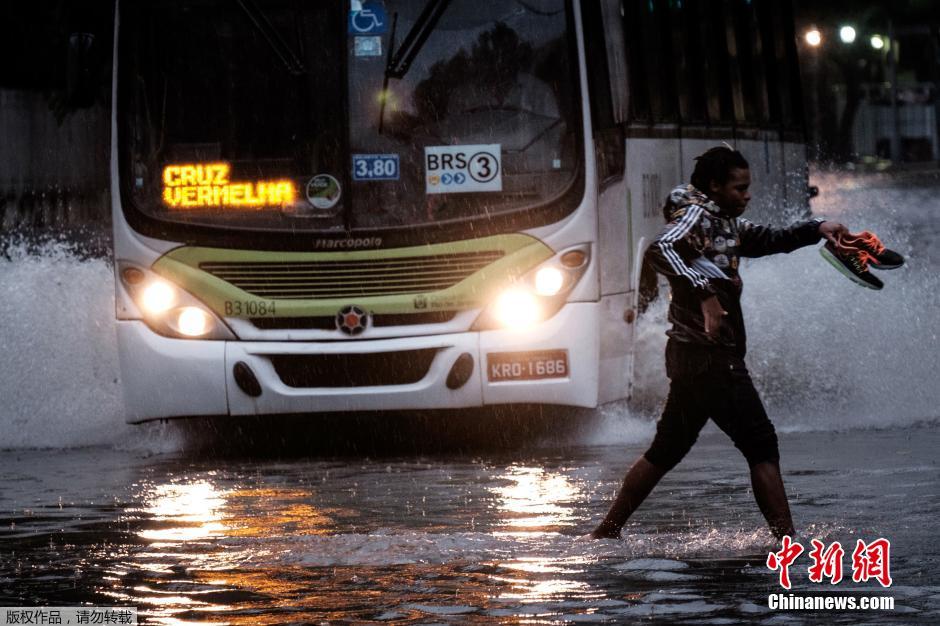 巴西里约暴雨致洪涝 街道变河道
