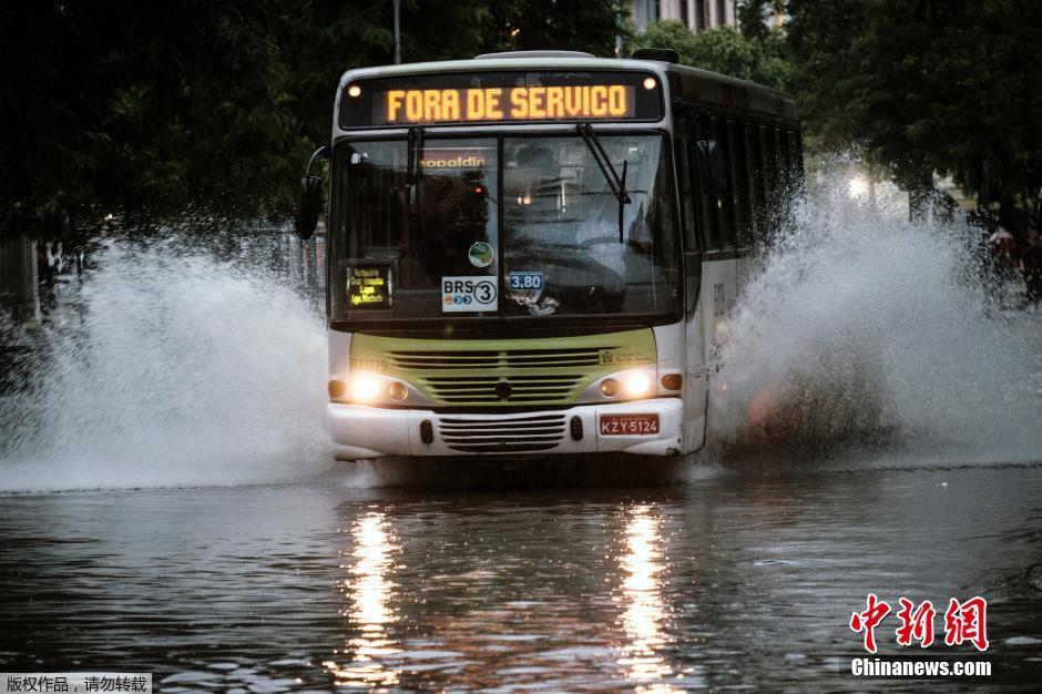 巴西里约暴雨致洪涝 街道变河道