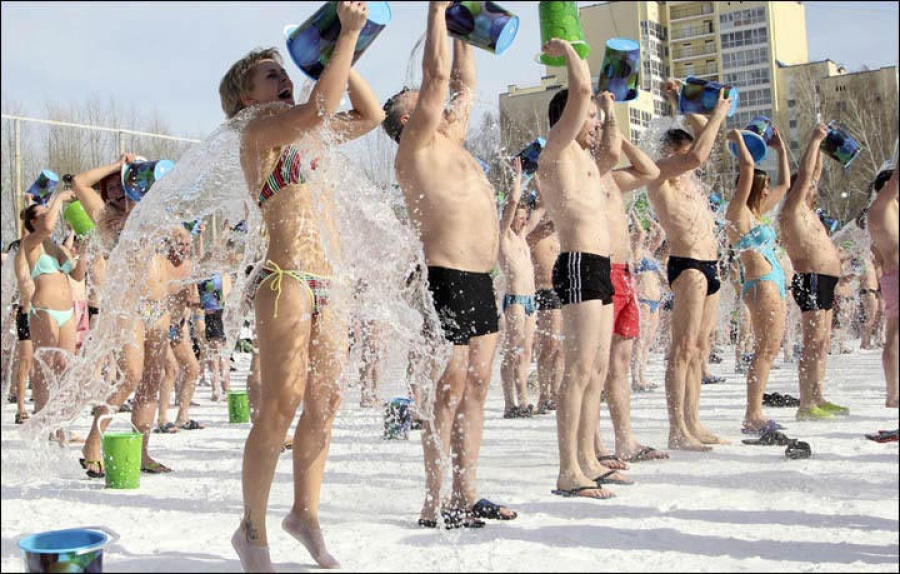 俄罗斯255人雪中参加冰桶挑战 孕妇儿童参加