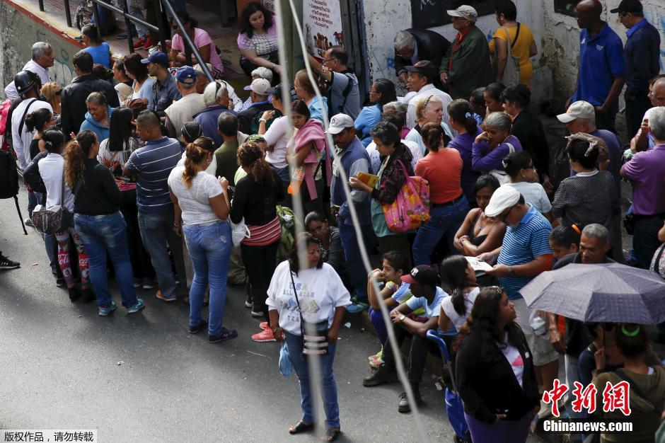 委内瑞拉物资短缺 民众超市外排长队购买商品