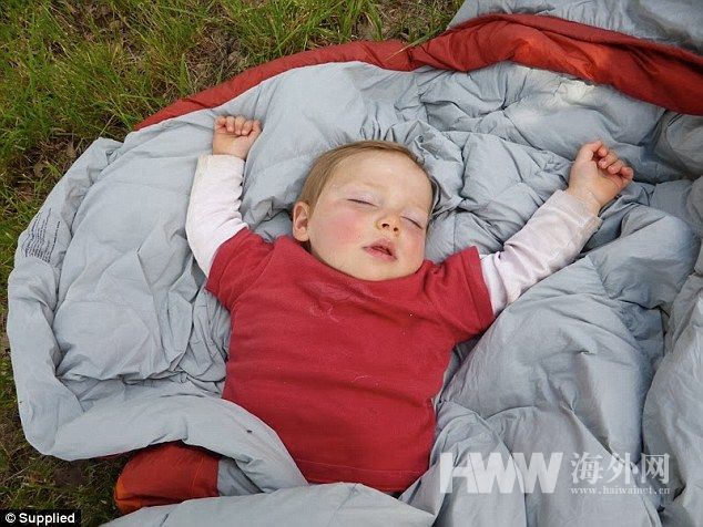 夫妇带全家骑行14个月 并像贝爷一样环保觅食