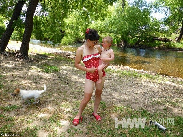 夫妇带全家骑行14个月 并像贝爷一样环保觅食