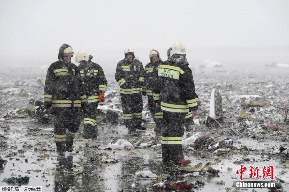 迪拜客机坠毁现场曝光 飞机残骸散落满地