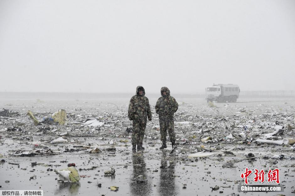 迪拜客机坠毁现场曝光 飞机残骸散落满地