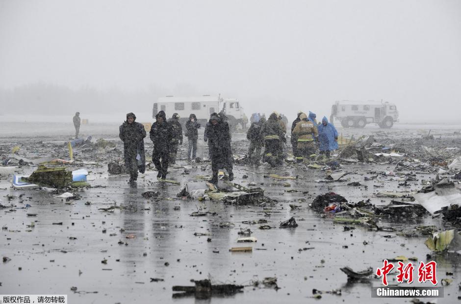 迪拜客机坠毁现场曝光 飞机残骸散落满地