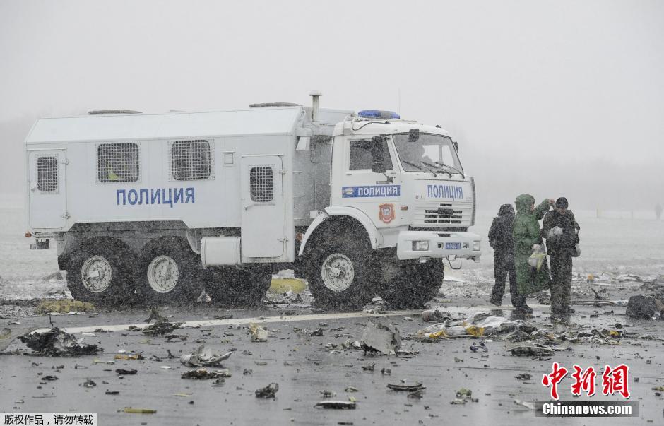 迪拜客机坠毁现场曝光 飞机残骸散落满地