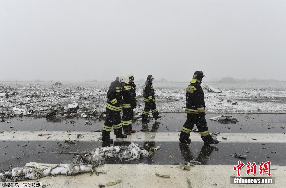 迪拜客机坠毁现场曝光 飞机残骸散落满地