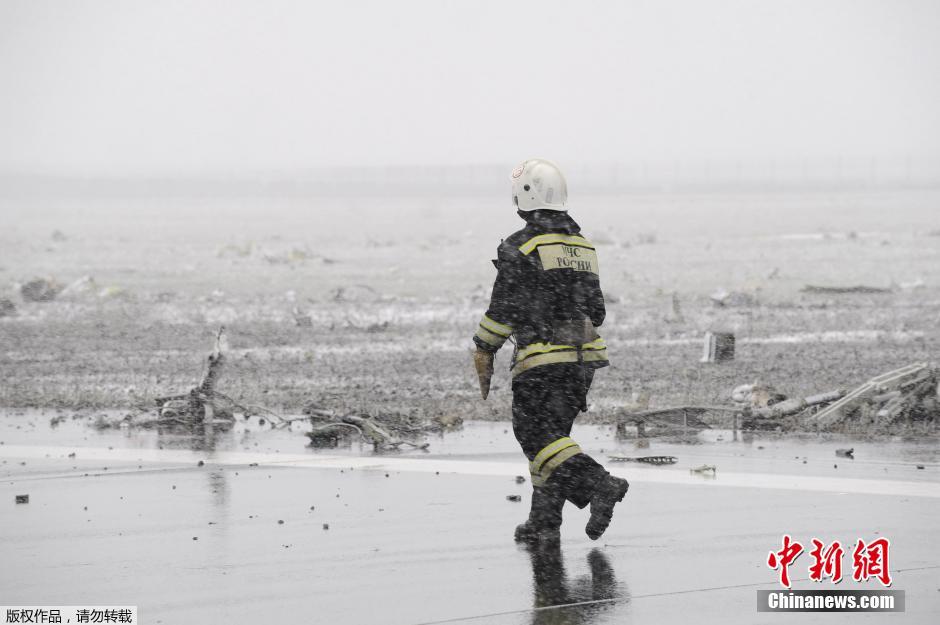迪拜客机坠毁现场曝光 飞机残骸散落满地